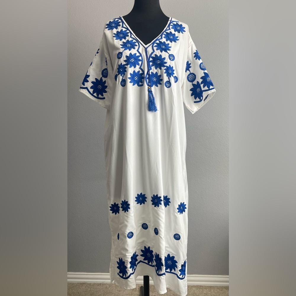 Women’s White Kaftan with Blue Floral Embroidery Made in Egypt Size 2XL